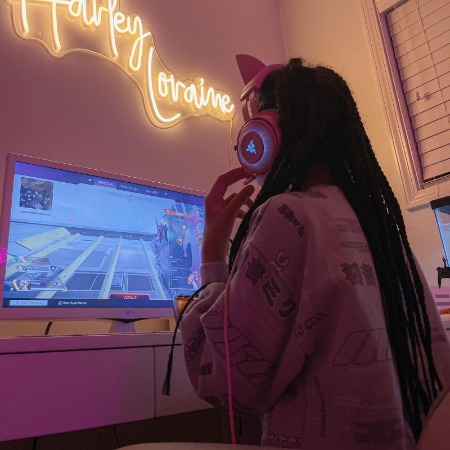 Harley Loraine Tiller playing Apex Legends on her high-end pc.